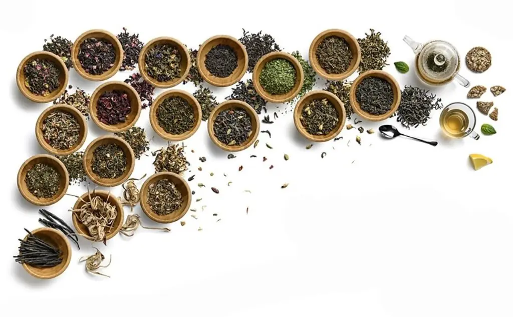 انواع چای بهارپسند در کاسه‌های چوبی به همراه قوری و فنجان چای سبز دم شده